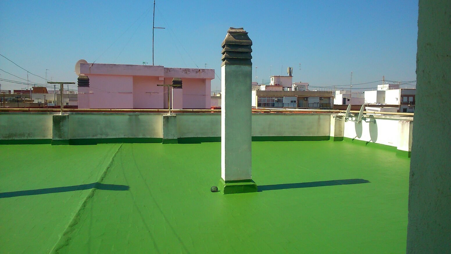 Impermeabilizacion de azotea transitable con resinas y fibra de vidrio en color verde