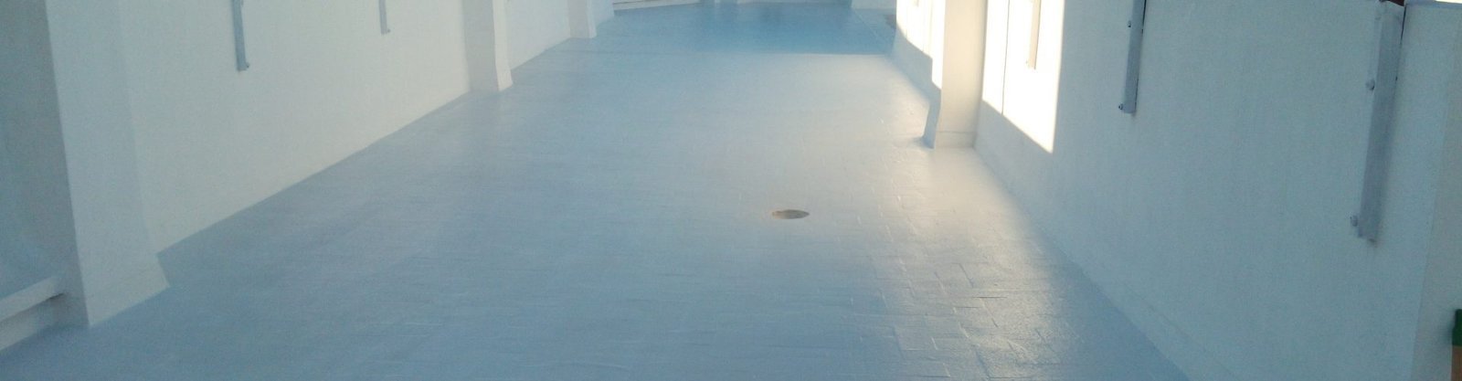 Impermeabilizacion en Valencia mediante sikafill 100 en color blanco armado con fibra de vidrio