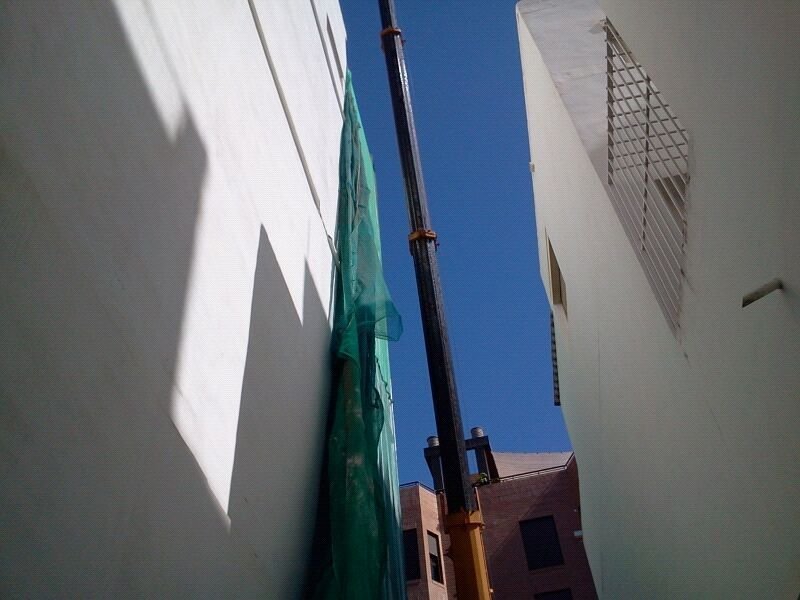 Restauracion de pared medianera en Alboraya mediante grua elevadora