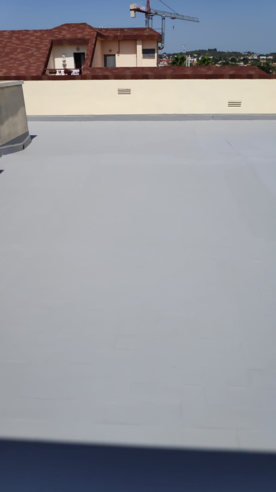 Impermeabilización de terraza transitable mediante resinas y fibra de vidrio.