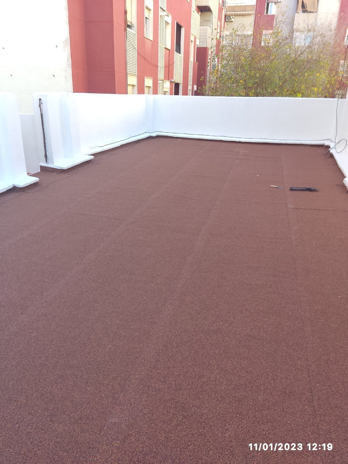 Impermeabilizacion de terraza en Valencia mediante membranas asfalticas tipo SBS-LBM-40-FV-G autoprotegida con granulos minerales, homologadas y garantizada con sello AENOR e INCE de calidad.
